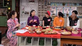 ▲長春藤預防醫學健康管理師（左二）與主持人林書煒（左一）、顏永烈（右一）和藝人GIGI（左三）、惟毅（右二）、高伊玲（右三）分享過年逆糖減脂訣竅。