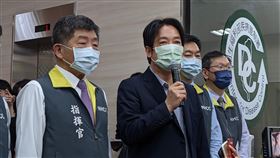 副總統賴清德（左二）一早特別到疾管署慰問防疫人員。對於立百病毒，他強調雖武漢肺炎疫情還沒結束，但會提前部署，把新病毒阻絕於境外。（圖／記者簡浩正攝影）