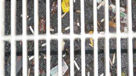 菸屁股扔水溝（董事基金會提供）