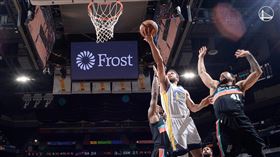 ▲柯瑞（Stephen Curry）超扯1打4上籃得分。（圖／翻攝自勇士推特）