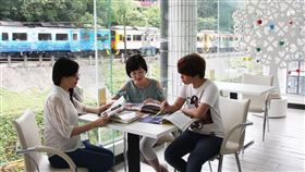 新北市圖推薦2020話題書單新北市立圖書館推薦多本公元2020年話題作品，從親子共讀繪本到動腦、怡情或自我對話，甚至食譜，暢遊文字與故事。（新北市立圖書館提供）中央社記者沈佩瑤傳真　110年2月10日