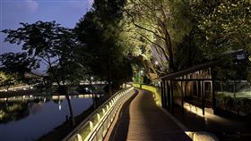 月津港親水公園完成夜間光環境照明台南鹽水月津港燈節因武漢肺炎（2019冠狀病毒疾病，COVID-19）疫情停辦，但月津港親水公園已於109年底完成夜間光環境照明、設置常設藝術作品。（台南市文化局提供）中央社記者楊思瑞台南傳真  110年2月10日