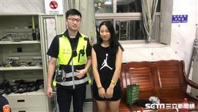好心有好報！「喬丹妹」撿錢包送警局　下秒竟找回遺失手機（圖／警局提供）