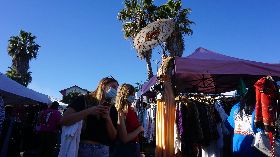 洛杉磯人戴口罩逛跳蚤市場