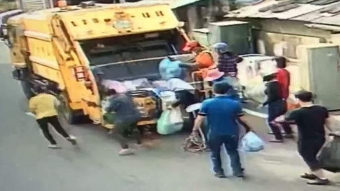 垃圾車壓縮！她慘遭噴射　全身屎黃色