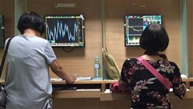 證交所統計，盤中零股交易最熱門的個股是台積電，自去年10月26日新台幣450元起算，至今年2月5日農曆鼠年封關632元，大漲182元，漲幅高達40.44%。（中央社檔案照片）