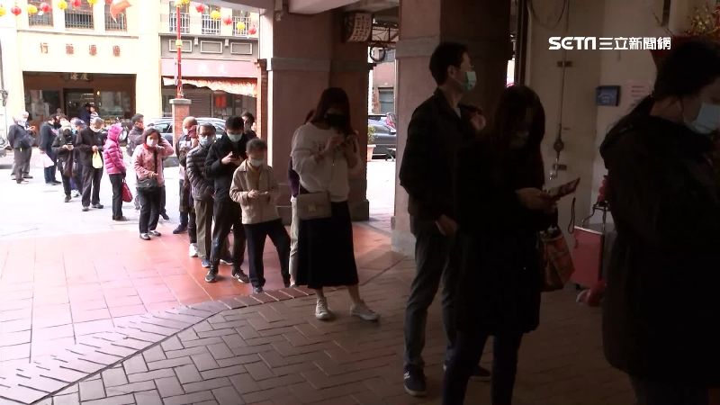 迪化街油飯名店熱！人潮排2百米長龍