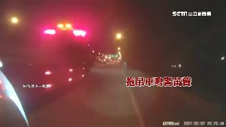 騎車闖國道遭攔　直接上架載離慘拖吊