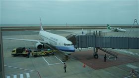 春節連假首日　台金航空疏運順暢金門航空站主任洪念慈表示，迎接民眾返鄉，華信與立榮2家航空公司10日單向52班，來回共104航班，總共可載運1萬2000名旅客，部分航班還有空位，整體疏運順暢。中央社記者黃慧敏攝　110年2月10日