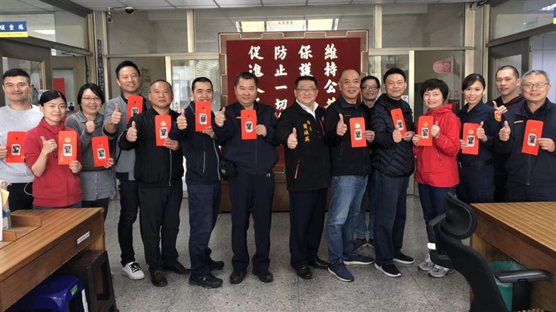年假第1天　苗警局長訪基層送紅包