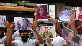 緬甸民眾高舉翁山蘇姬照片