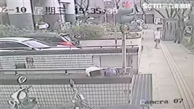 新北市永和分局張姓巡佐出勤突然休克昏倒。（圖／翻攝畫面）