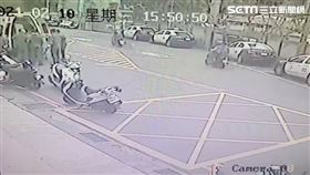 新北市永和分局張姓巡佐出勤突然休克昏倒。（圖／翻攝畫面）