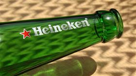 疫情致營運虧損　海尼根裁員約8千人
荷蘭啤酒大廠海尼根（Heineken）今日表示，2019冠狀病毒疾病（COVID-19 ）疫情導致營運虧損，因此將在全球裁員約8000人。
https://pixabay.com/photos/heineken-beer-bottle-logo-green-1202095/
圖／翻攝自pixabay