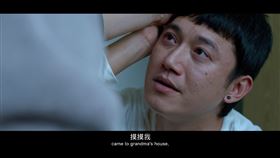 吳慷仁破尺度演出？「肉色長條」放臉上喊摸摸　畫面網羞爆（圖／翻攝自華納兄弟台灣粉絲俱樂部YouTube）