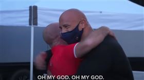 曾窮到剩200元！　巨石強森「豪送百萬新車」淚抱33年前貴人報恩