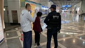 精障家人離家不見　南港鐵警用心尋回 鐵警臺北分局南港派出所警員謝峯福於日前擔服松山值班勤務時受理張姓民眾慌張地前來松山服務台報案，稱有中度精神障礙姪子自行離家不知去向，可能會到松山車站，希望警方能協助在松山車站周遭找尋其姪子。