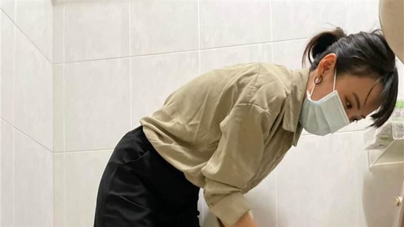 挺過罷捷危機！白眼女神黃捷低頭忙…