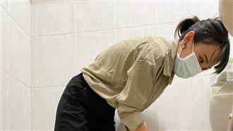 挺過罷捷危機！白眼女神黃捷低頭忙…