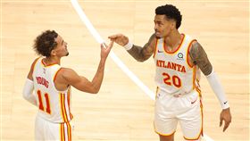 ▲楊恩（Trae Young）投進中場大號三分。（圖／翻攝自推特）