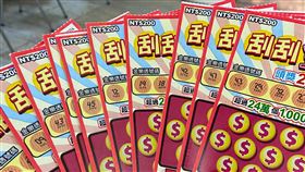 200元刮刮樂50張（圖／記者李國綸攝影）