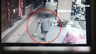 女準備搭車遭襲臀　畚斗男犯案拔腿跑