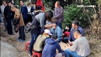 露天賭場玩「天九牌」　警突襲賭客嚇