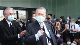 日本前首相森喜朗離台（3）日本前首相森喜朗（前中）19日上午出席前總統李登輝告別追思禮拜，下午離台前在台北松山機場表示，隨著李前總統離去，他與李前總統的世代已經結束，未來世界局勢會更複雜，各國一定要透過對話解決糾紛。中央社記者裴禛攝　109年9月19日