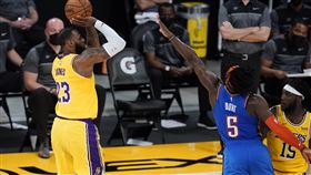 LeBron James第四節砍進續命三分彈。（圖／美聯社／達志影像）