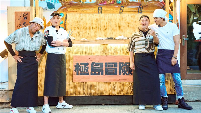 言承旭蘭嶼被攝　竟在「打工」賣炒飯