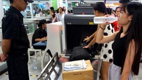 ▲通常安檢人員會要求乘客將瓶裝水打開喝一口。（圖／翻攝自百度百科）