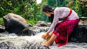 東南亞女性、菲律賓。（示意圖／翻攝自Pixabay）

https://pixabay.com/photos/woman-river-fetching-water-stream-5617794/