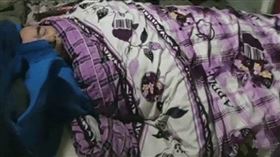 ▲鄉下農民睡在臘肉下。（圖／翻攝自微信）