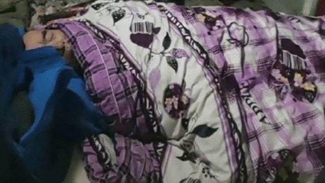 老農睡火爐旁　嘆：村子臘肉經常被偷