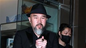 「黑舞鞋伴高飛」劉真靈堂最終日，開放媒體致意辛龍忍淚答禮。（記者邱榮吉/攝影）