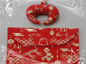 ▲高雄女子監獄推出的牛牛紅包袋、紅牛角吊飾，通通都是受刑人1針1線手工縫製。（圖／高雄女監提供）