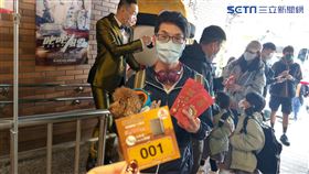 直擊／為了358萬特斯拉！搶全聯福袋　民眾昨晚十點就來（圖／記者戴玉翔攝影）