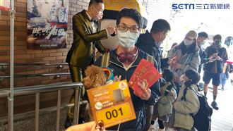 直擊／為了特斯拉！民眾昨晚十點衝了