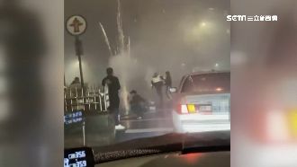 新年擋道放炮不甩警　網友怒轟超離譜