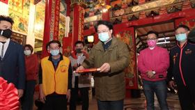 基隆市長林右昌除夕夜奠濟宮擲國運籤（圖／翻攝自臉書）