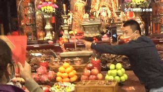 美金紅包當頭香插？信眾衝刺百米過爐