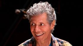 美國知名爵士鋼琴家奇克．柯瑞亞9日罹患癌症去世，享壽79歲。（圖取自facebook.com/chickcorea）