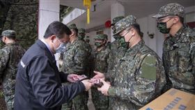 桃園市長鄭文燦在春節期間前往慰勞國軍、消防隊（圖／翻攝自鄭文燦臉書）