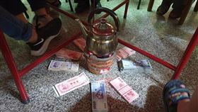 吃團圓飯！他低頭揭餐桌下阿公秘密（圖／翻攝自爆廢1公社臉書）