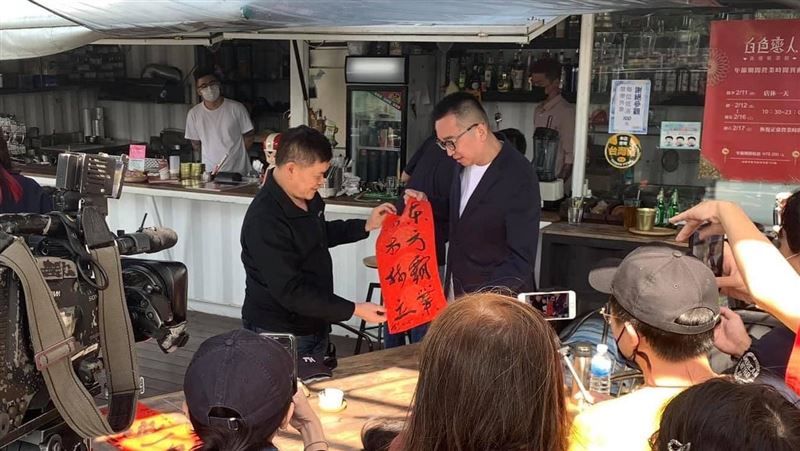 澎恰恰賣春聯1字1千　他花6千捧場