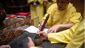▲扶鸞出籤詩是神靈藉由驅動鸞生手中的鸞筆，在木板或沙盤上寫出字跡。（圖／翻攝北港武德宮）