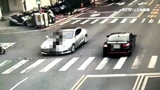 與駕駛起爭執　住戶趴引擎蓋被載走