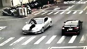 吳姓住戶為了阻止飯店負責人離去，竟趴上對方特斯拉引擎蓋。（圖／翻攝畫面）