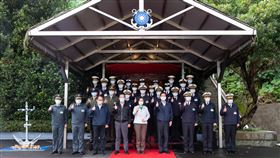 國防無假期 總統感謝國軍在春節堅守崗位（2）總統蔡英文（前中）今天前往海軍司令部台北作戰中心慰勉海軍官兵，感謝官兵在春節期間仍堅守崗位，保家衛國。軍聞社提供中央社記者王承中傳真 110年2月12日