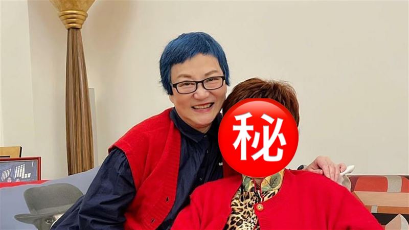 張小燕合體95歲媽　網驚：根本姐妹